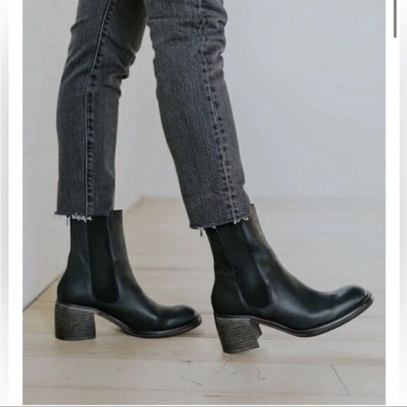 New! Free People Essential Chelsea Metallic Leather Boot
Black Sz 38 7.5 - Picture 9 of 9
